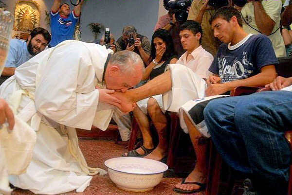 Bergoglio lava piedi